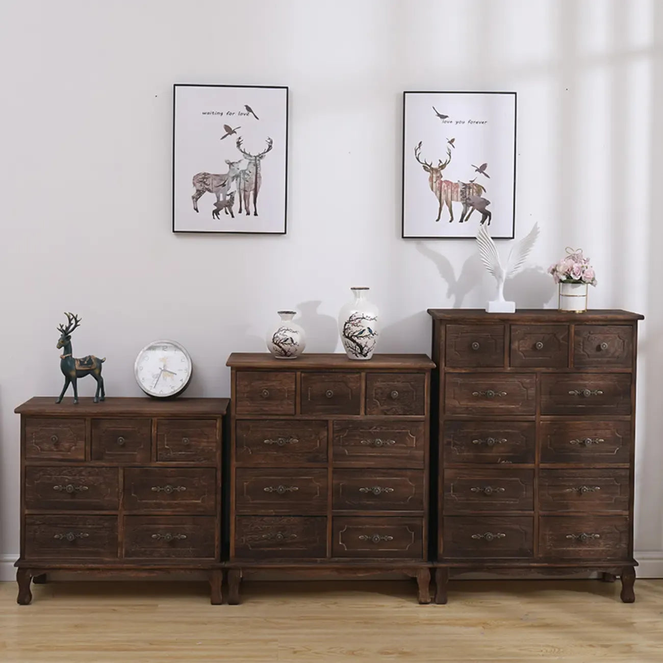Meuble rustique marron à plusieurs tiroirs en bois pour salon