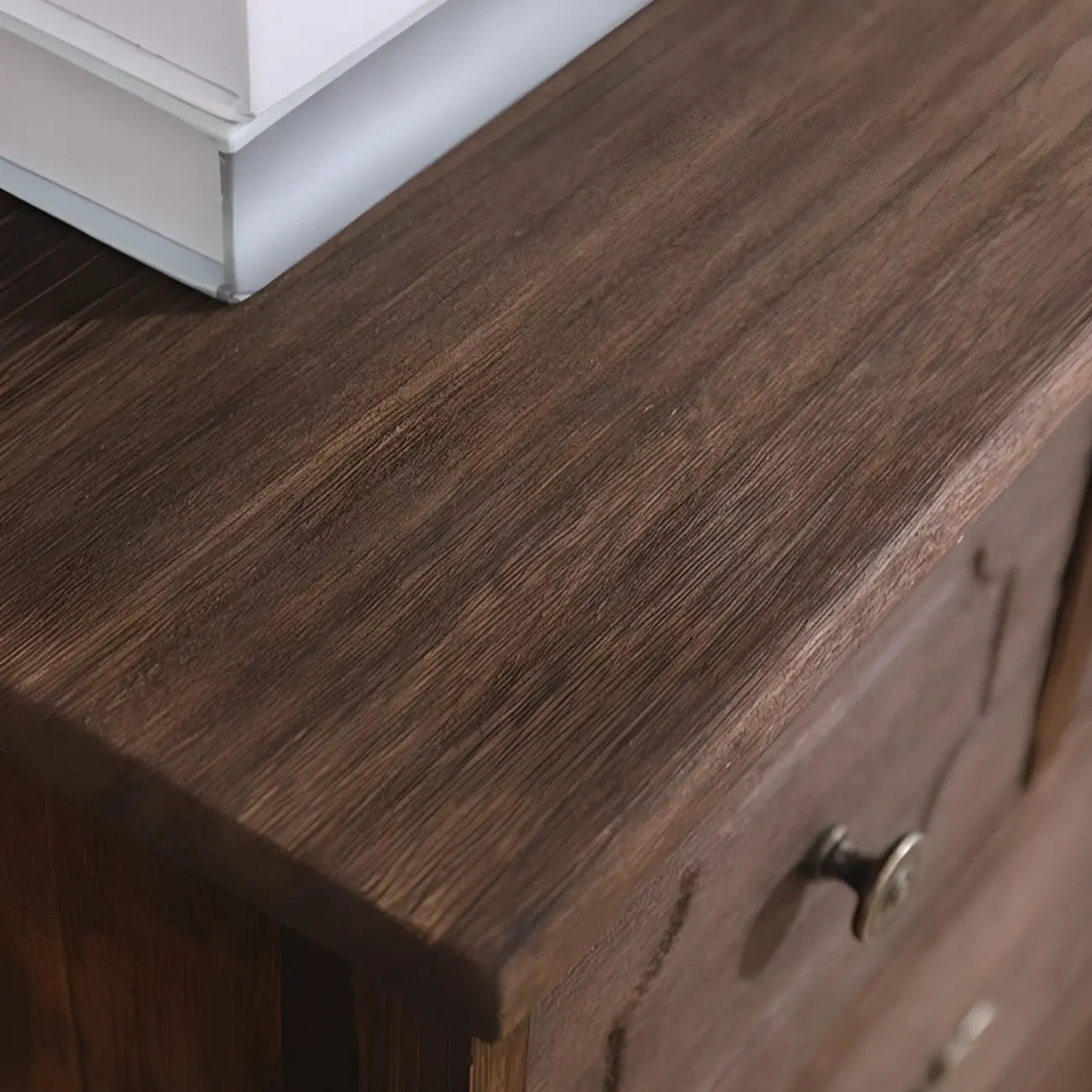 Meuble rustique marron à plusieurs tiroirs en bois pour salon