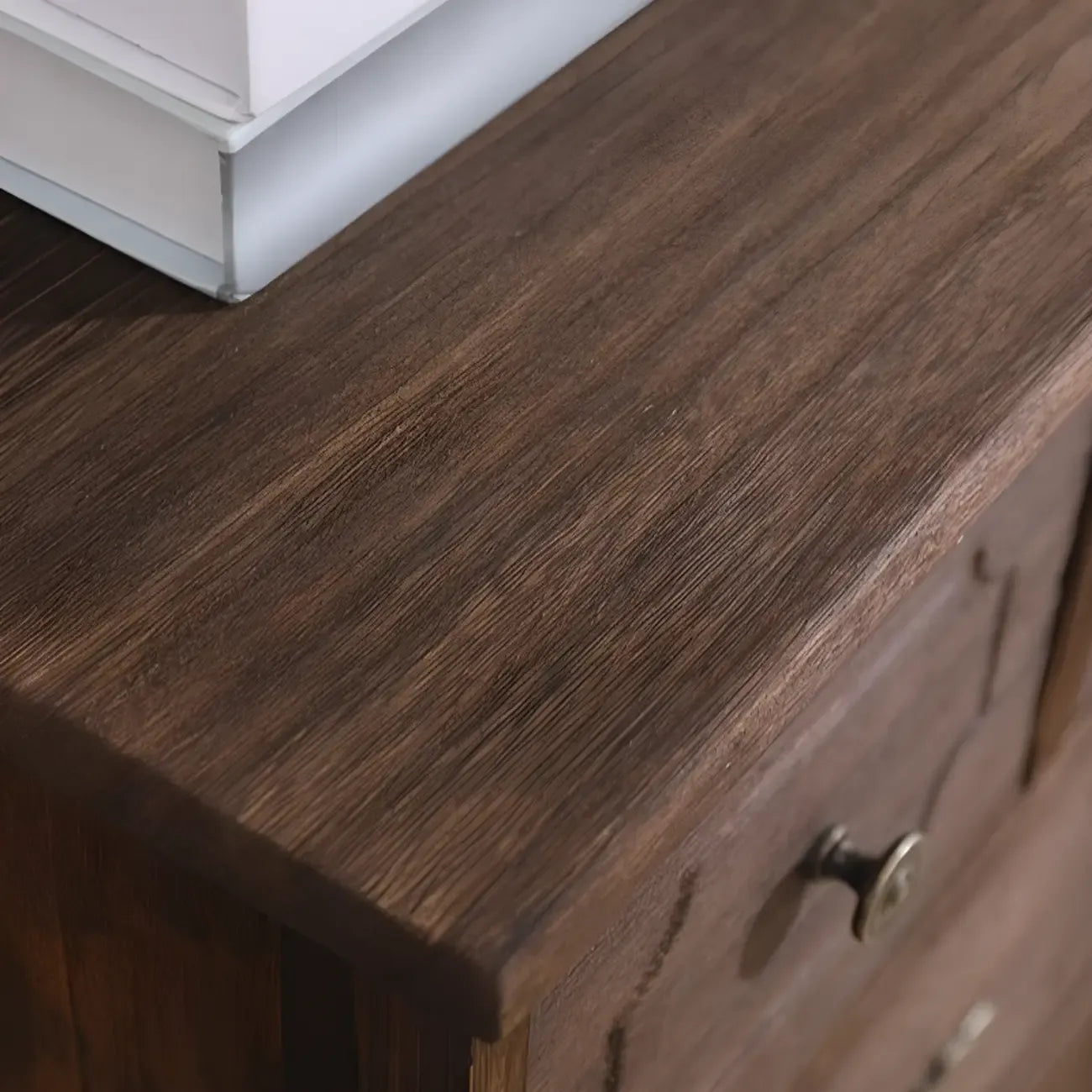 Meuble rustique marron à plusieurs tiroirs en bois pour salon