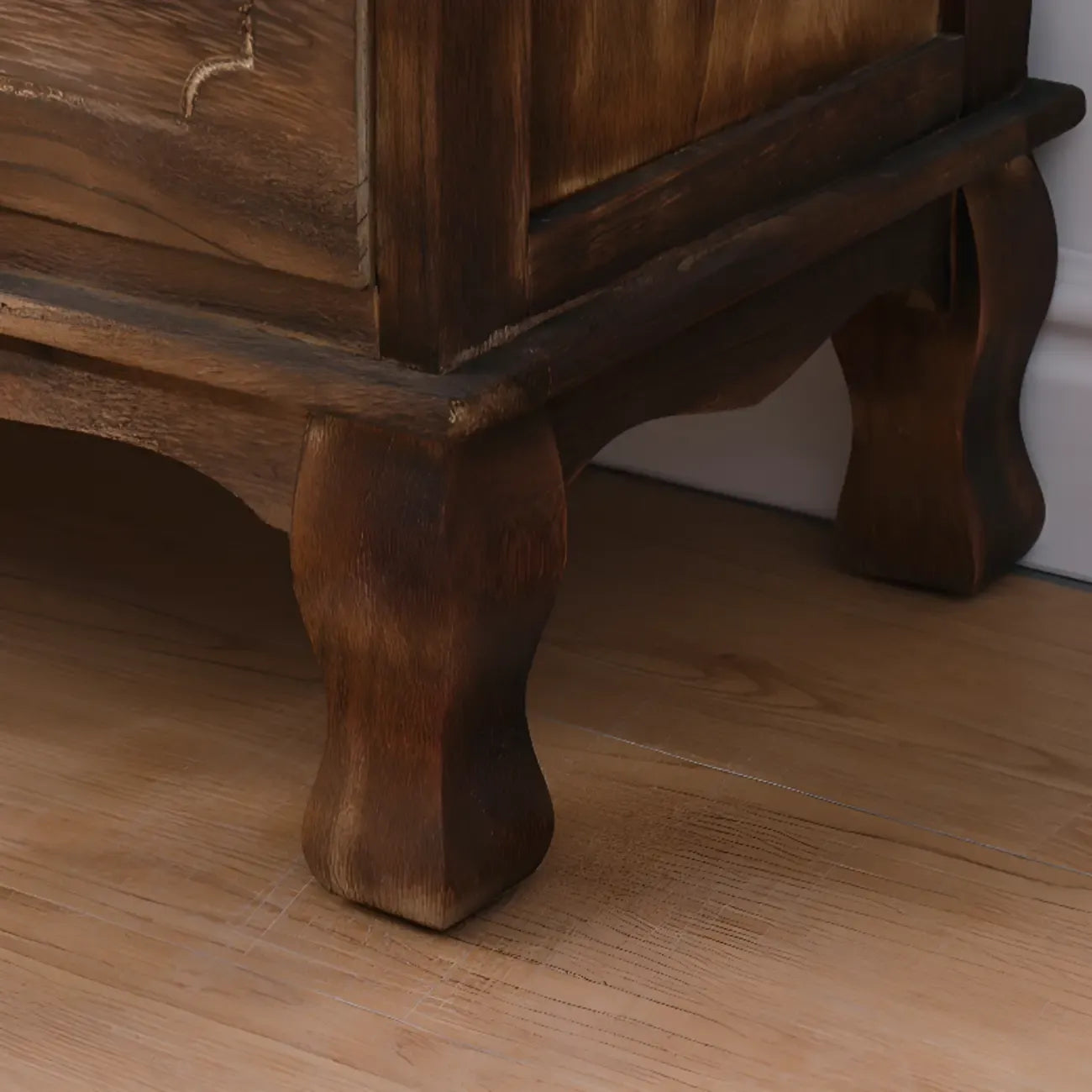 Meuble rustique marron à plusieurs tiroirs en bois pour salon