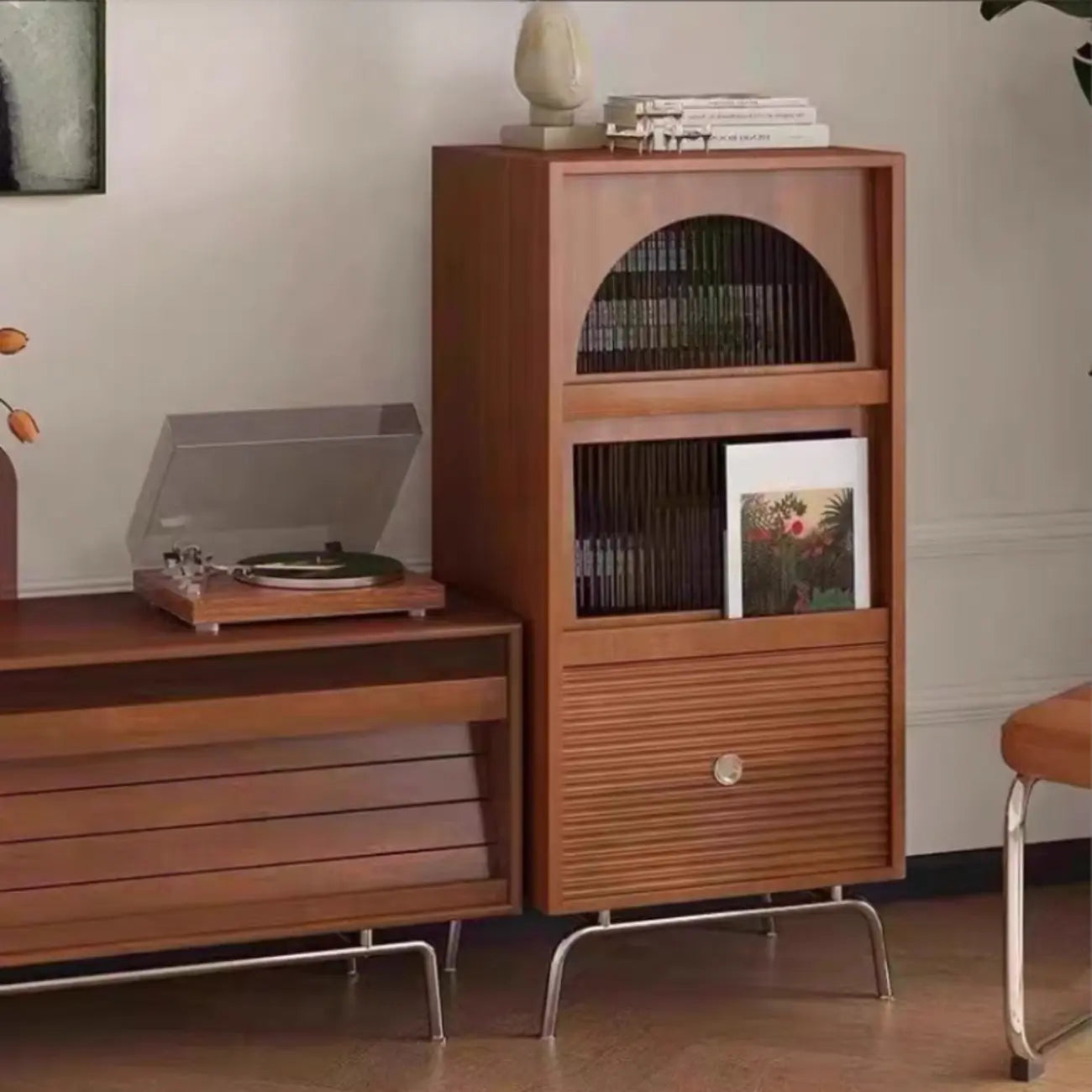 Armoire de rangement moderne en pin avec porte vitrée et base en métal