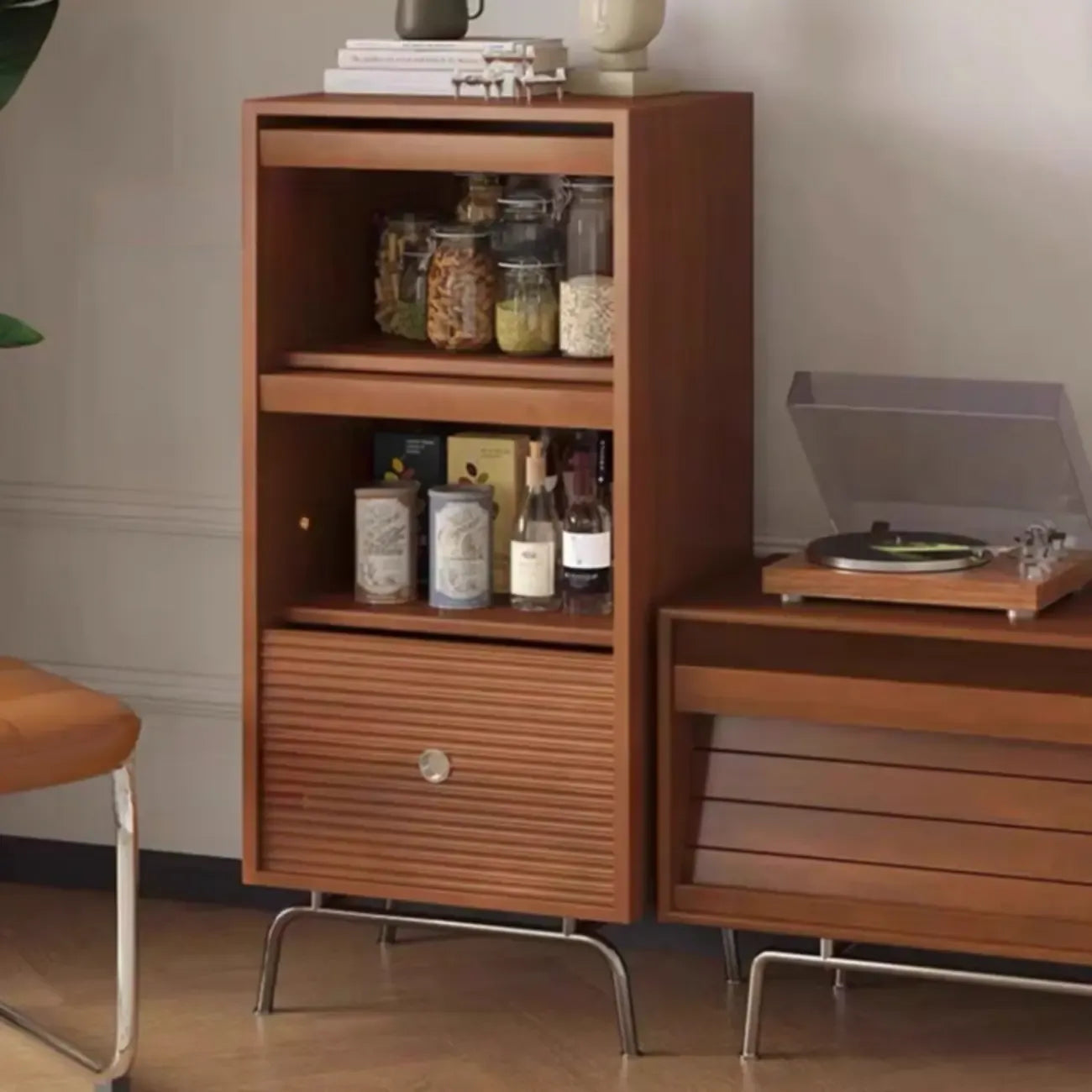 Armoire de rangement moderne en pin avec porte vitrée et base en métal