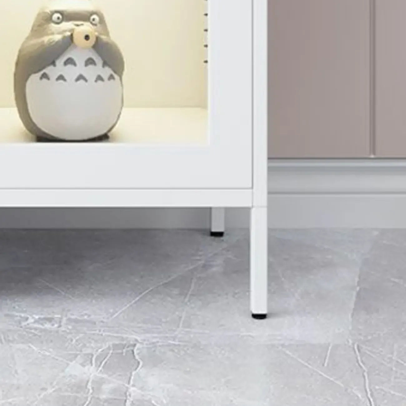 Vitrines modernes en acier coloré pour toilettes