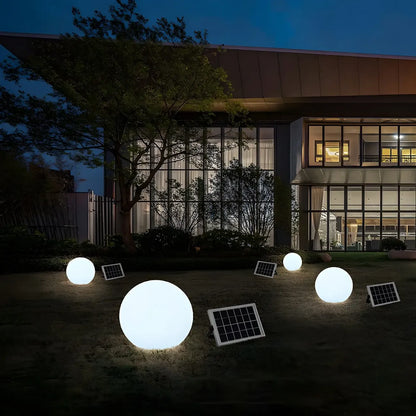 Boule lumineuse solaire LED pour jardin, idéale pour les allées extérieures.
