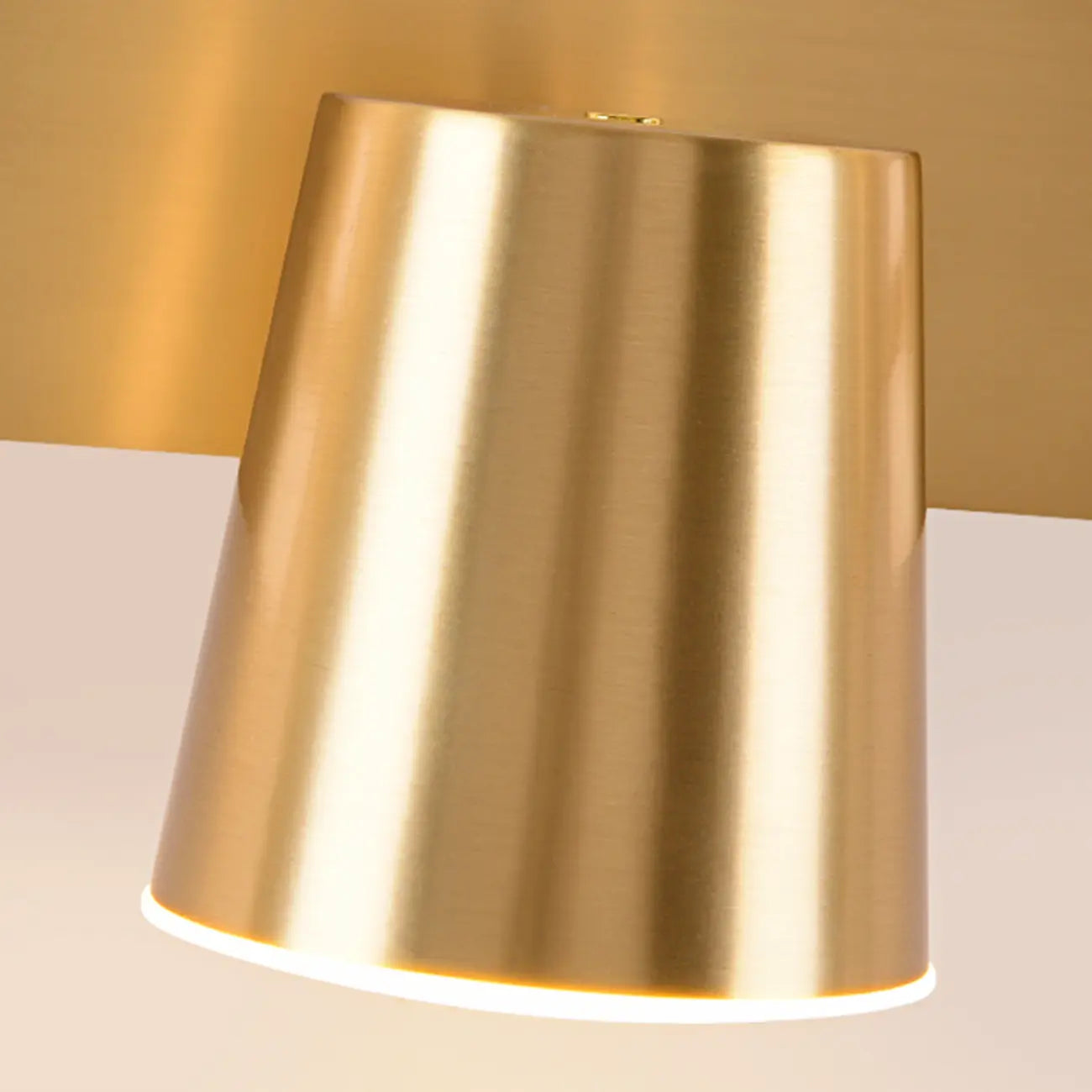 Applique murale moderne pour salle de bain avec abat-jour en métal
