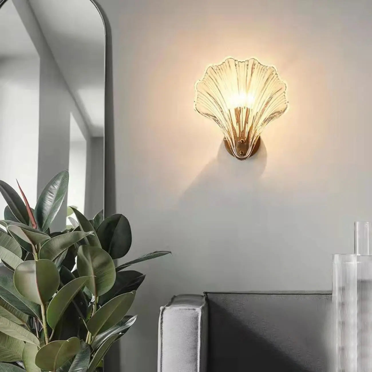 Applique murale moderne géométrique en métal avec abat-jour en verre en forme de coquillage