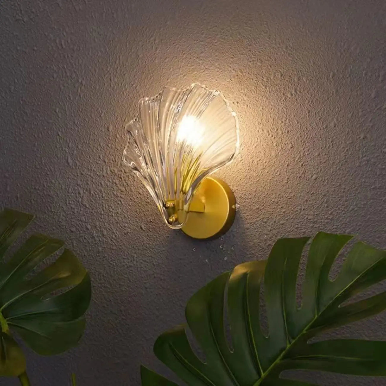 Applique murale moderne géométrique en métal avec abat-jour en verre en forme de coquillage