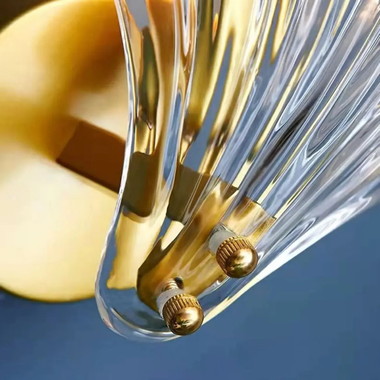 Applique murale moderne géométrique en métal avec abat-jour en verre en forme de coquillage