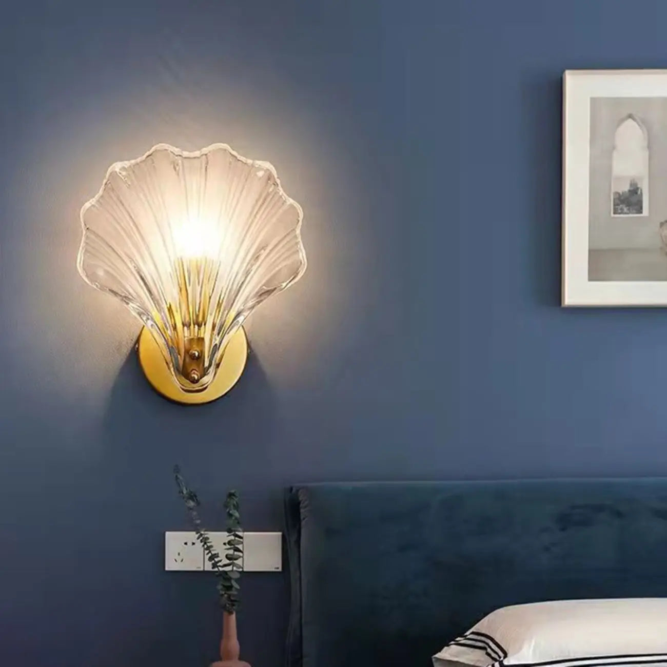 Applique murale moderne géométrique en métal avec abat-jour en verre en forme de coquillage