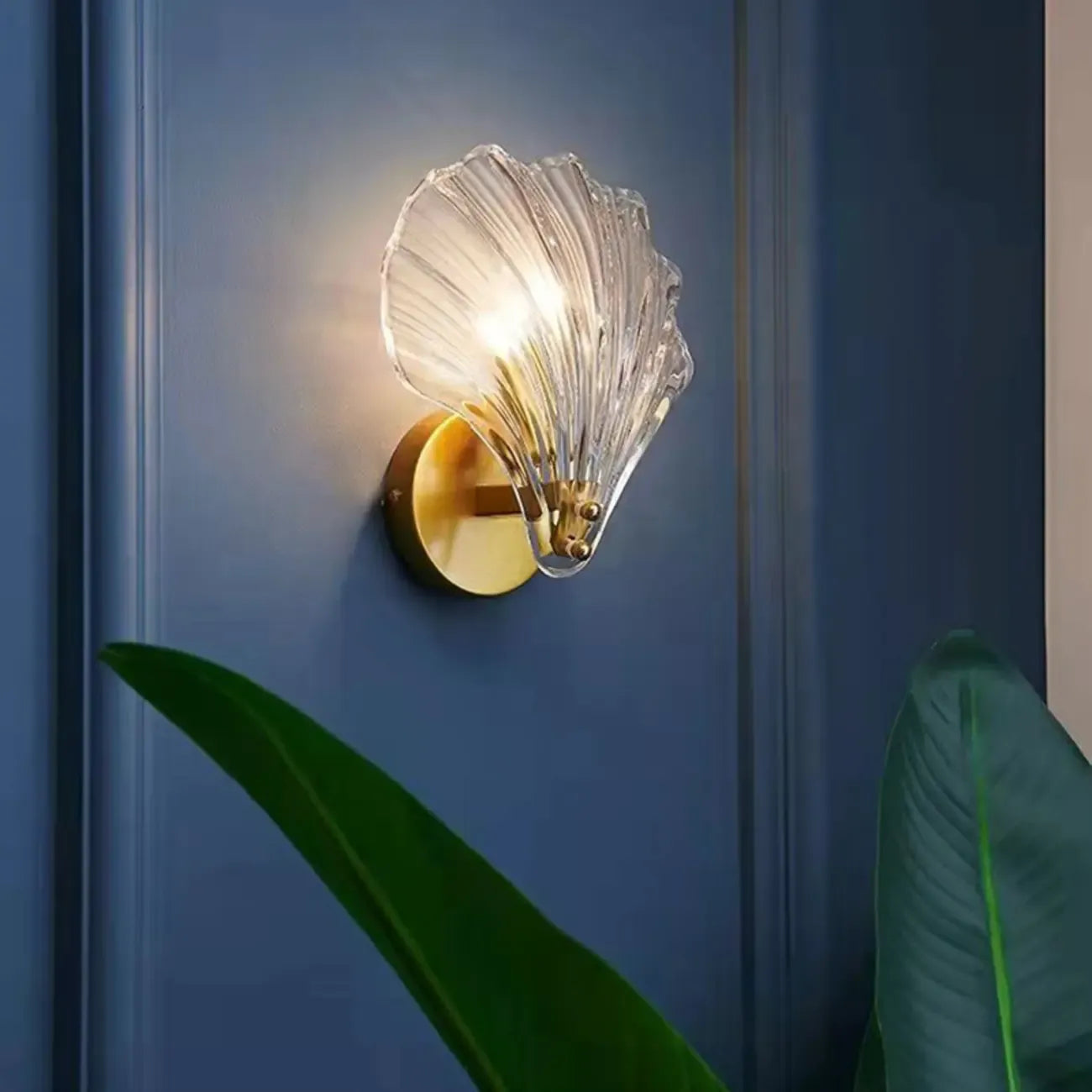 Applique murale moderne géométrique en métal avec abat-jour en verre en forme de coquillage