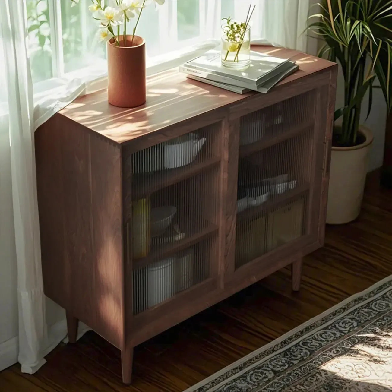 Meuble de cuisine nordique avec portes vitrées et pieds droits