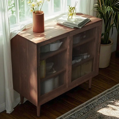 Meuble de cuisine nordique avec portes vitrées et pieds droits