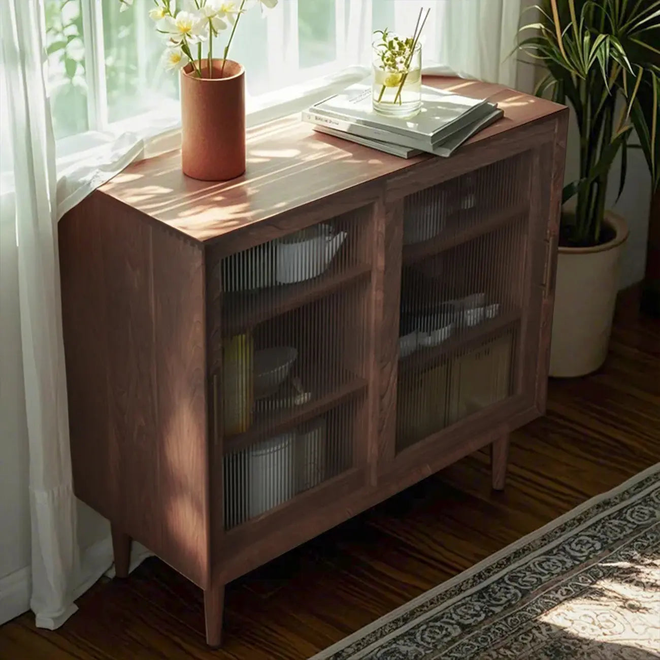 Meuble de cuisine nordique avec portes vitrées et pieds droits