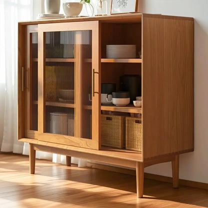 Meuble de cuisine nordique avec portes vitrées et pieds droits