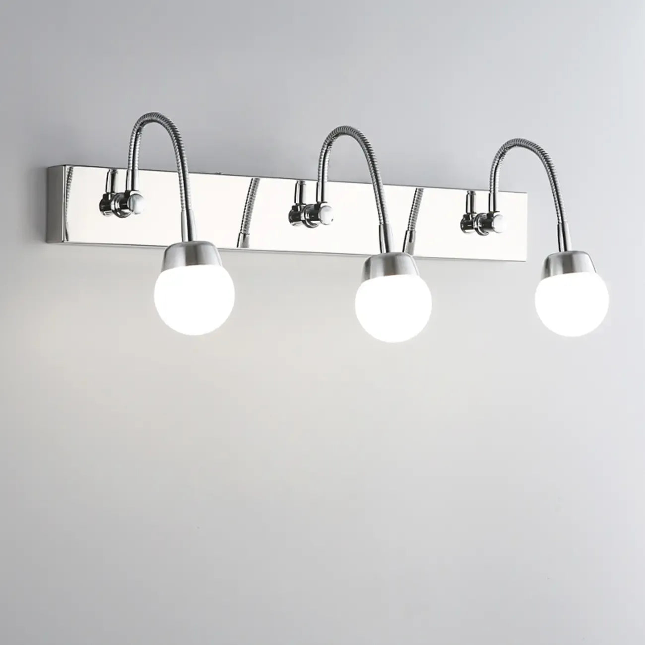 Applique murale moderne argentée à 3 lumières LED dimmables pour salle de bain