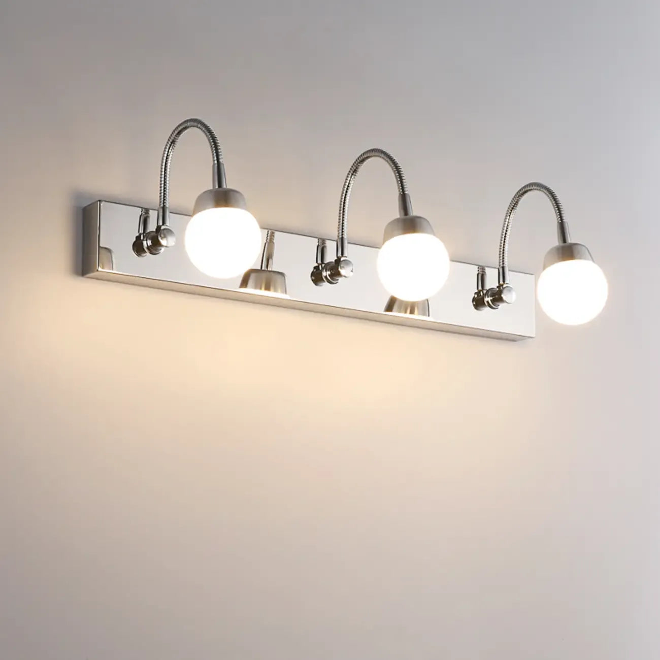 Applique murale moderne argentée à 3 lumières LED dimmables pour salle de bain