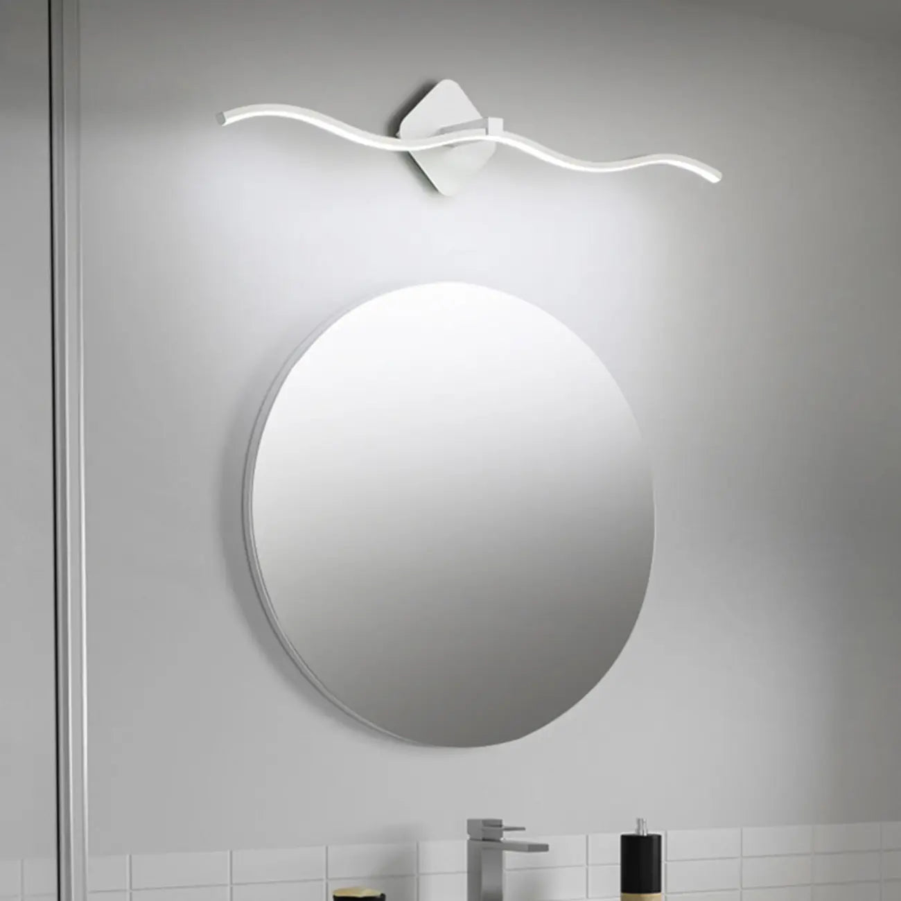 Applique murale moderne en métal ondulé avec LED intégrée pour salle de bain