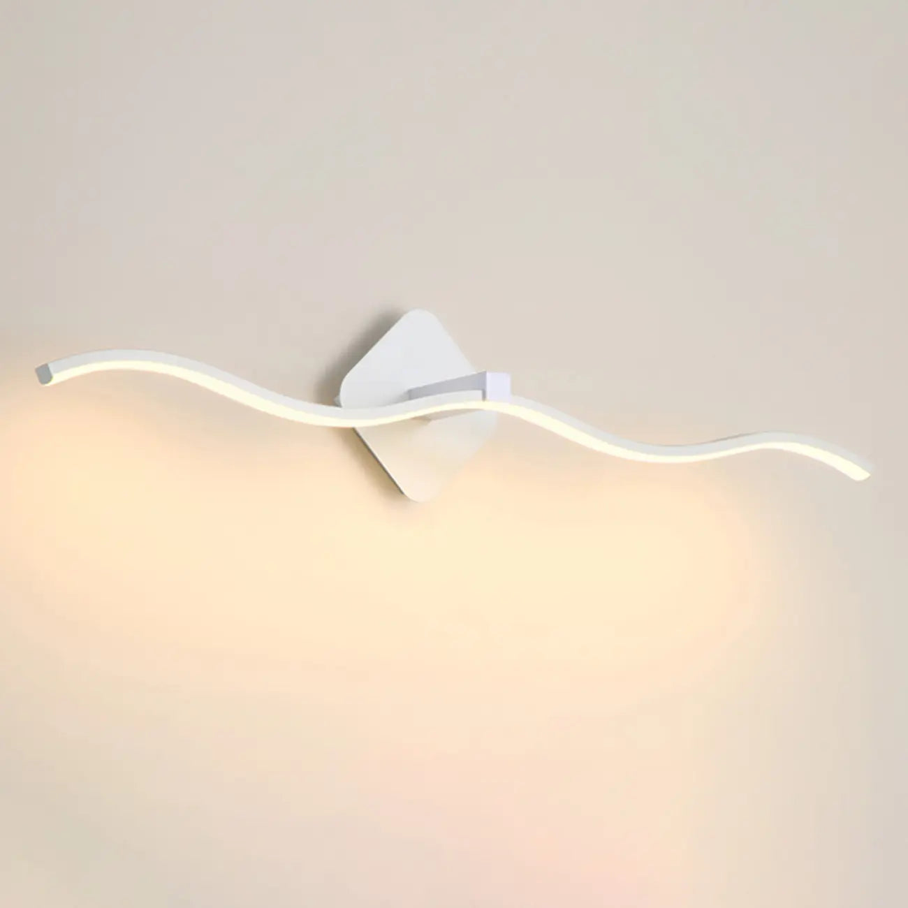 Applique murale moderne en métal ondulé avec LED intégrée pour salle de bain