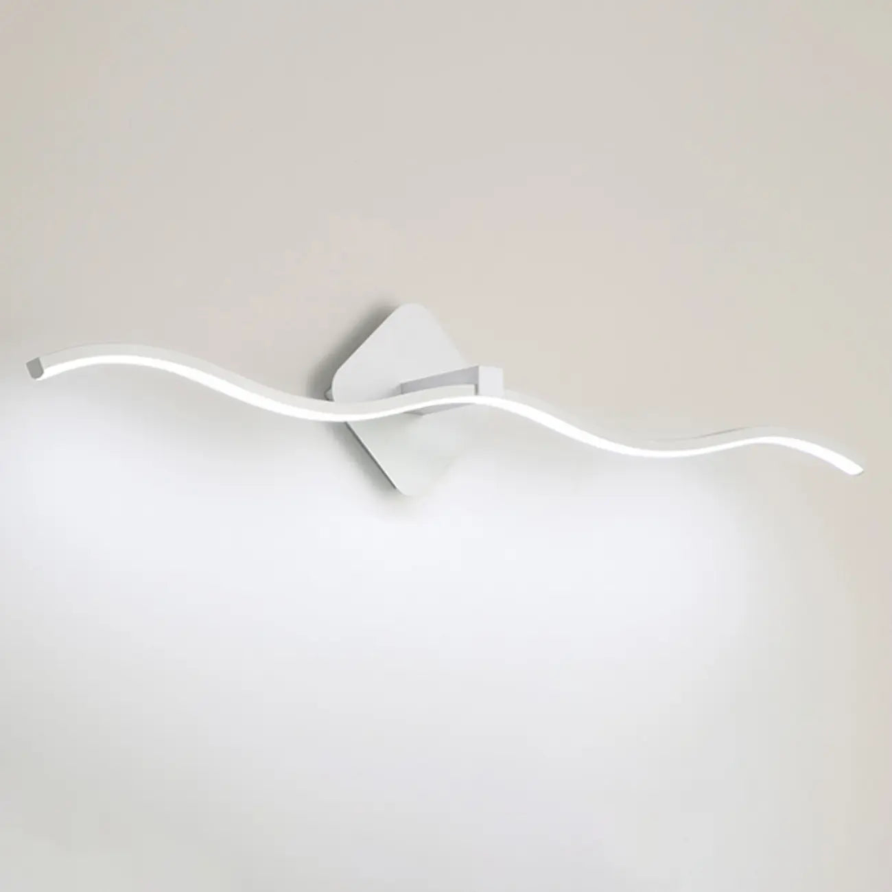 Applique murale moderne en métal ondulé avec LED intégrée pour salle de bain