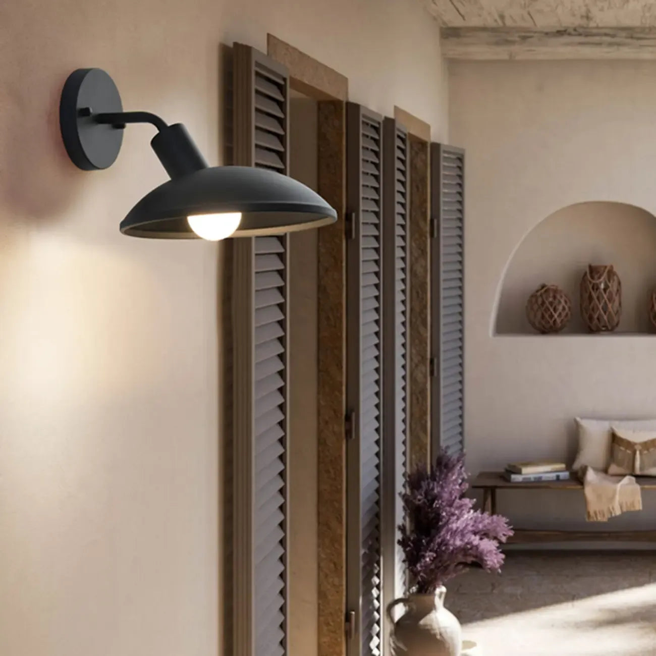 Mini applique murale extérieure moderne en métal noir à LED avec dôme, style moderne.