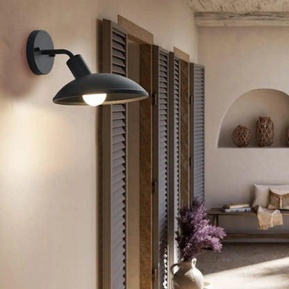 Mini applique murale extérieure moderne en métal noir à LED avec dôme, style moderne.