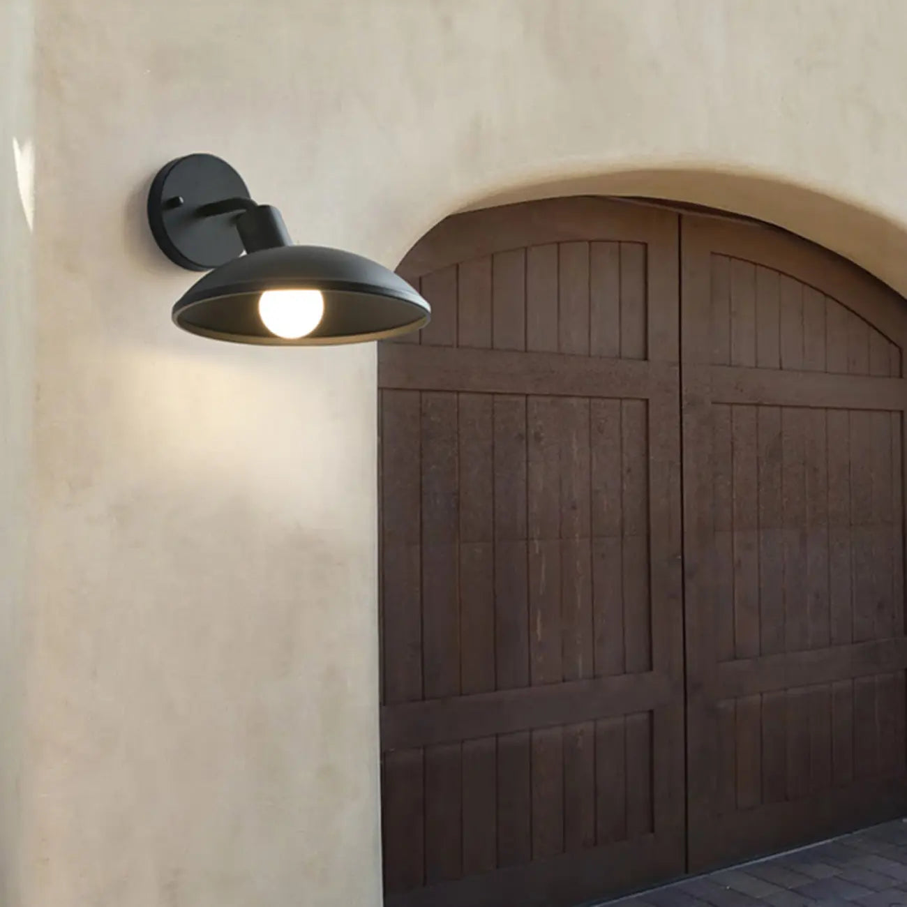 Mini applique murale extérieure moderne en métal noir à LED avec dôme, style moderne.