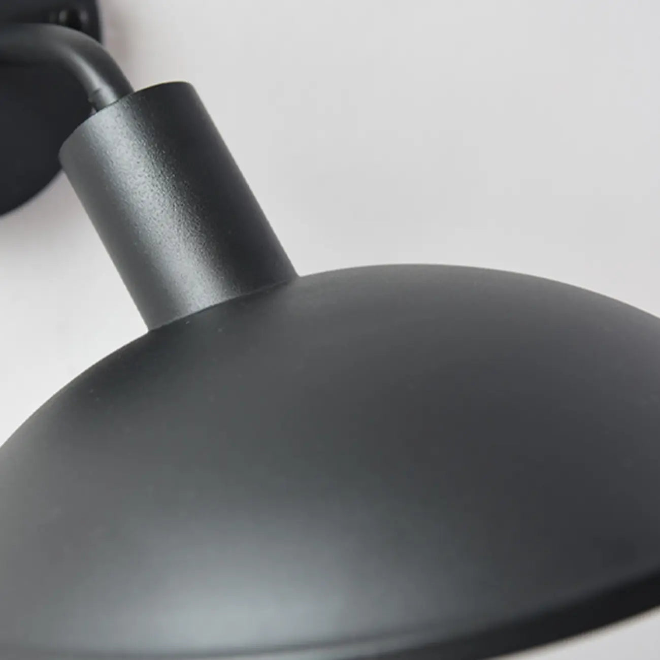 Mini applique murale extérieure moderne en métal noir à LED avec dôme, style moderne.