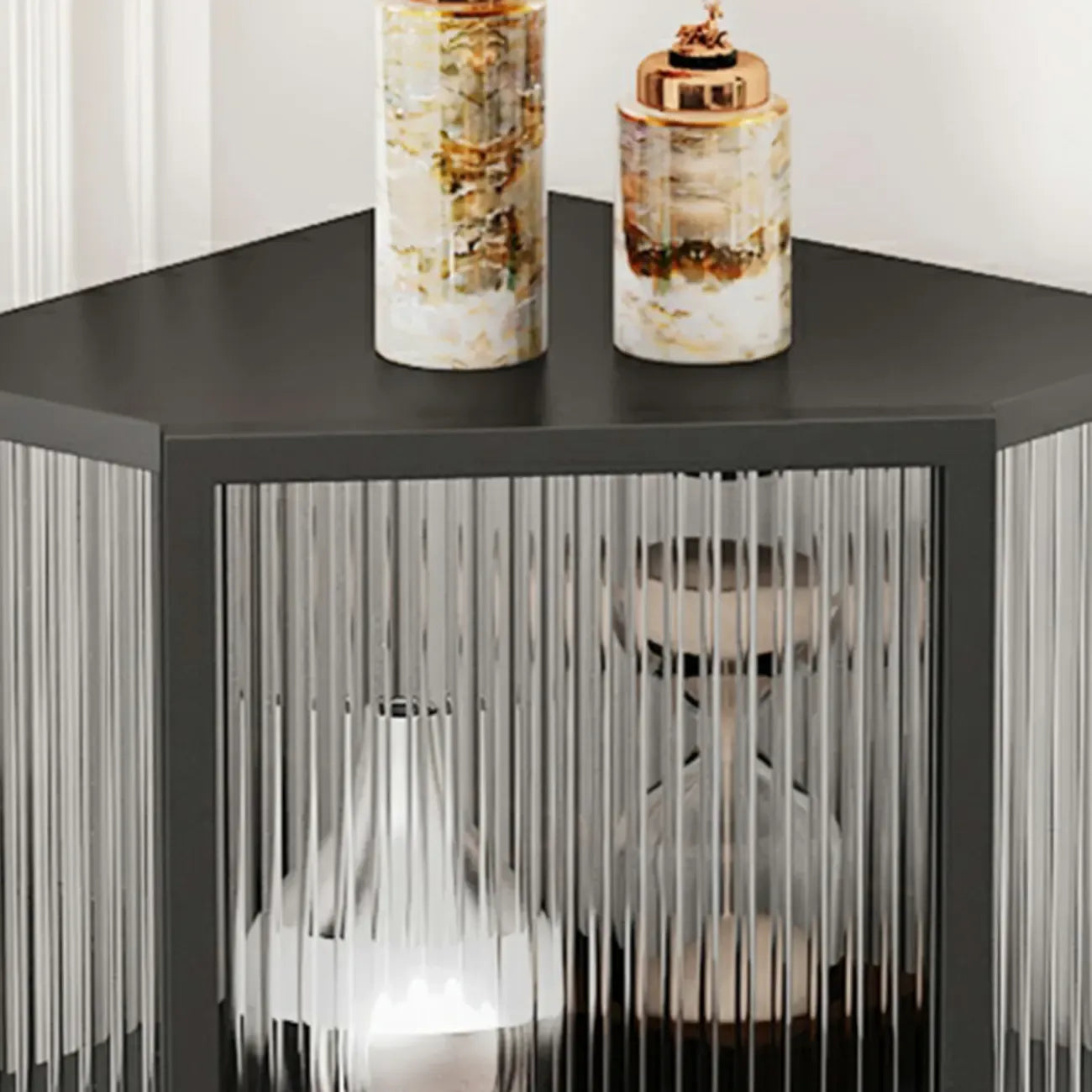 Meuble d'angle moderne en métal noir et verre côtelé