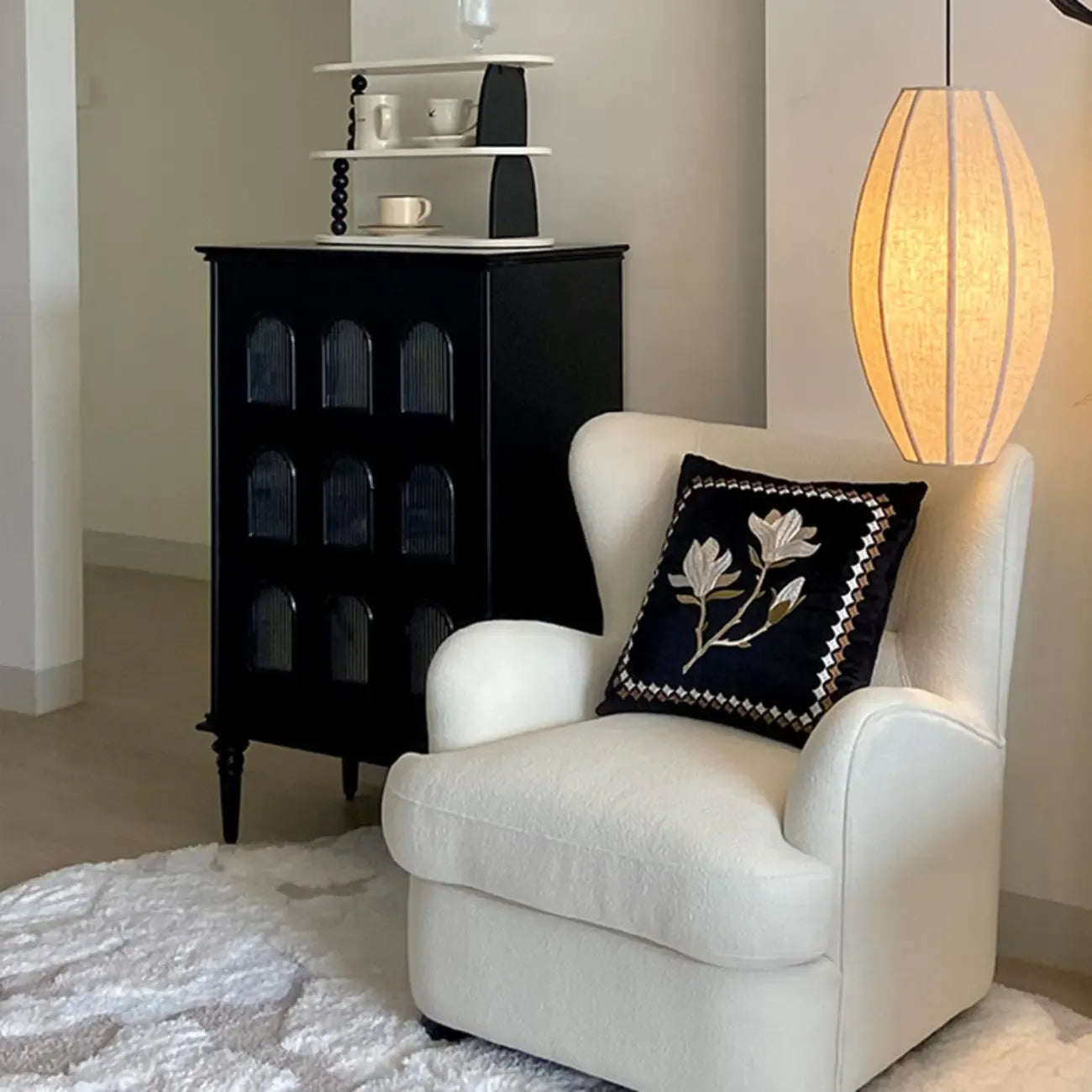 Élégant meuble de rangement d'appoint en bois noir à 9 panneaux de verre