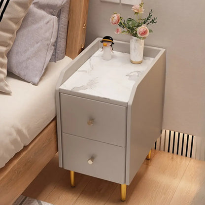 Table de chevet étroite à tiroirs en similicuir avec plateau en pierre