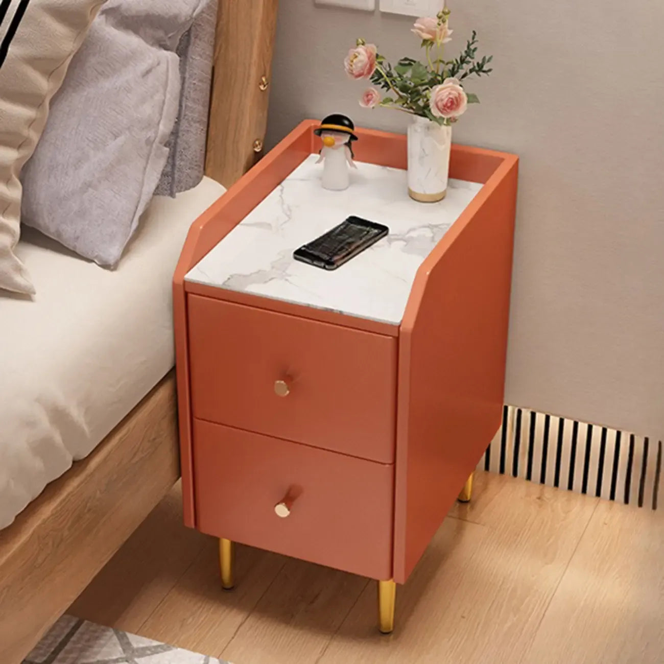 Table de chevet étroite à tiroirs en similicuir avec plateau en pierre