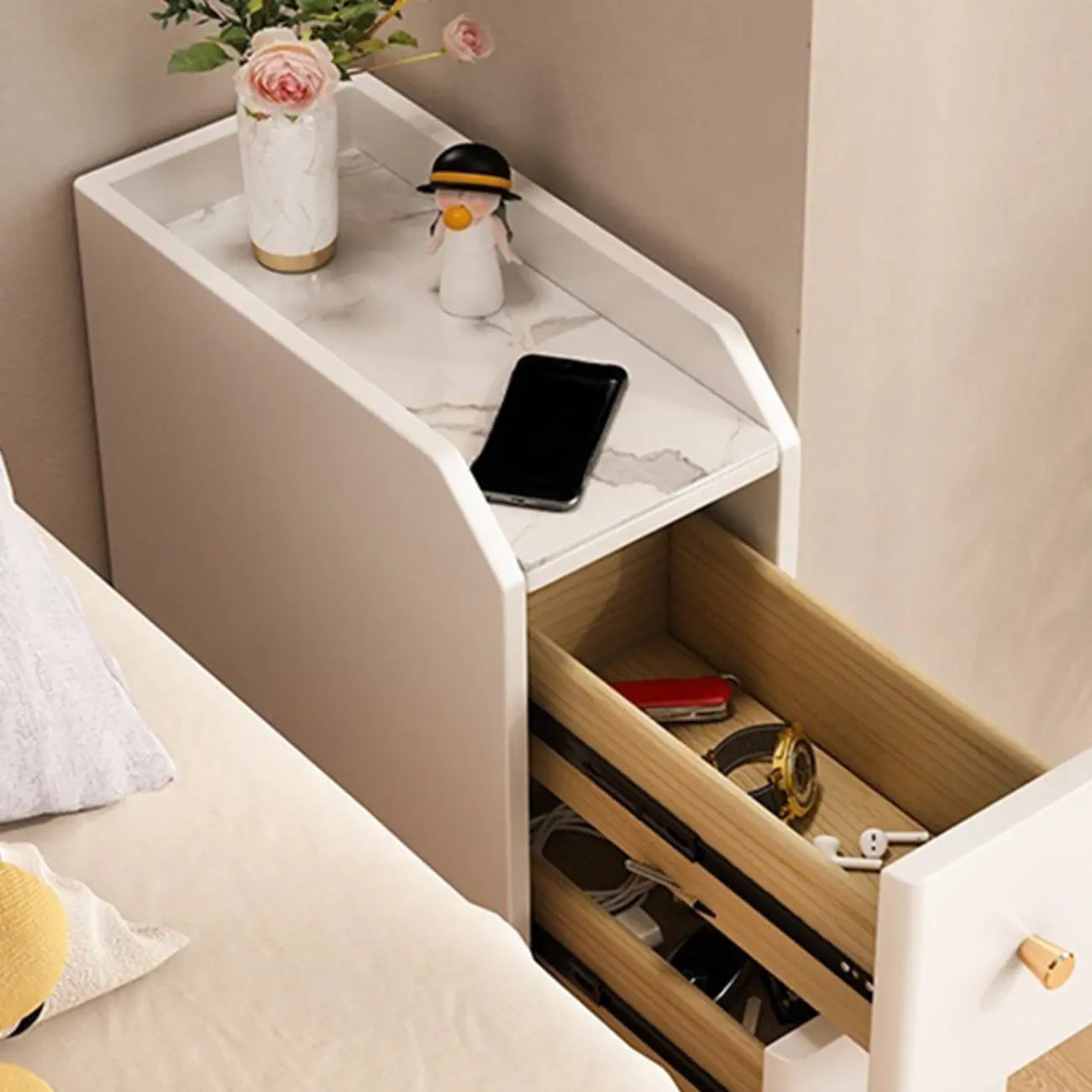 Table de chevet étroite à tiroirs en similicuir avec plateau en pierre