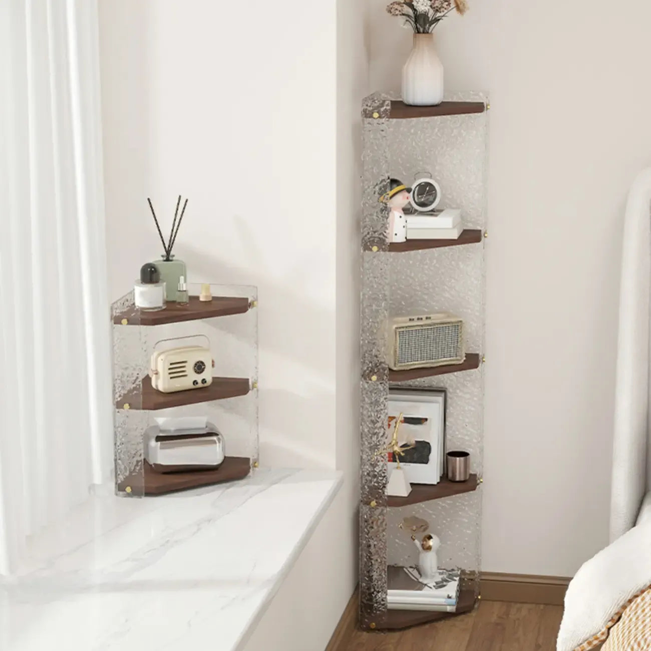 Meuble d'angle moderne avec étagères ouvertes en acrylique et bois naturel