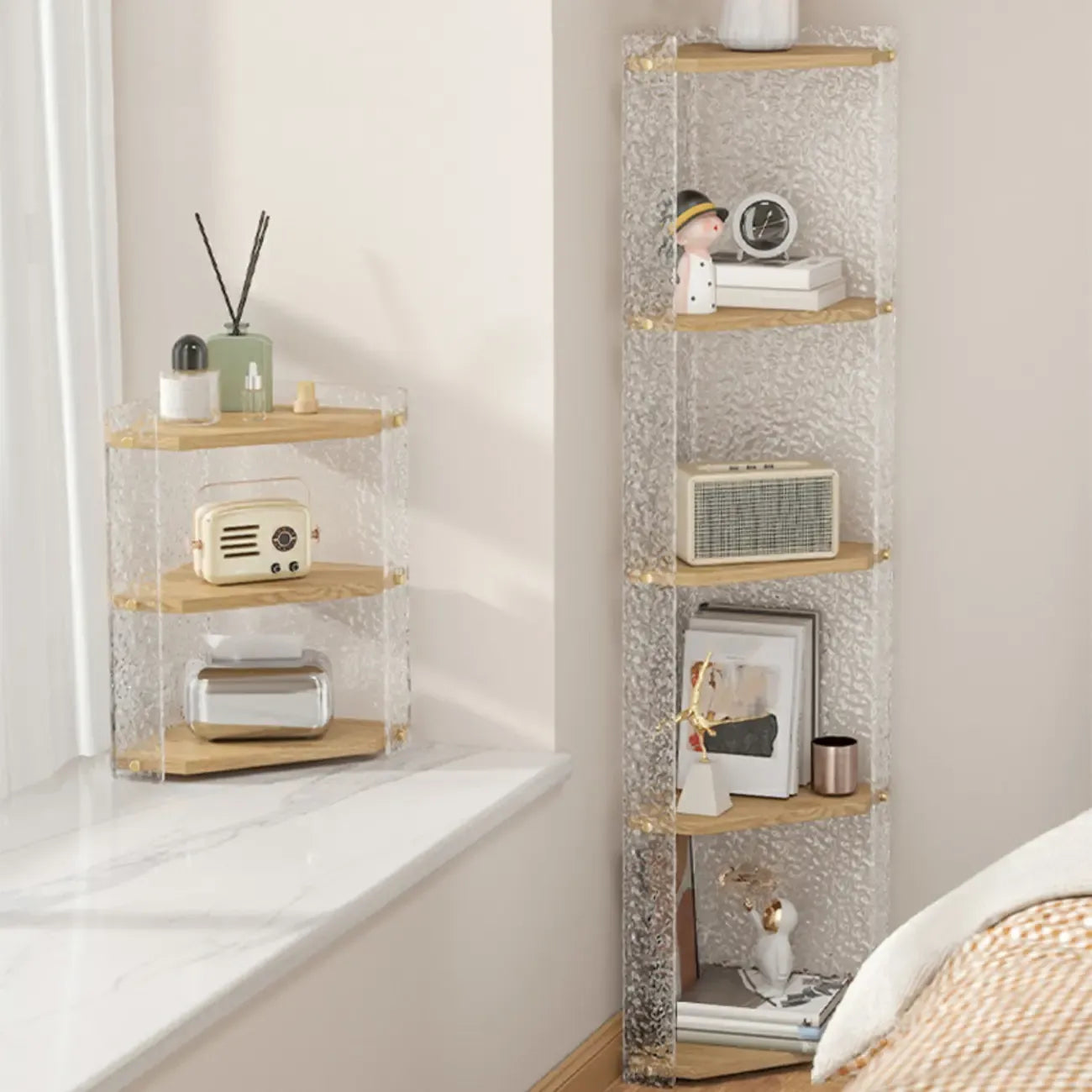 Meuble d'angle moderne avec étagères ouvertes en acrylique et bois naturel