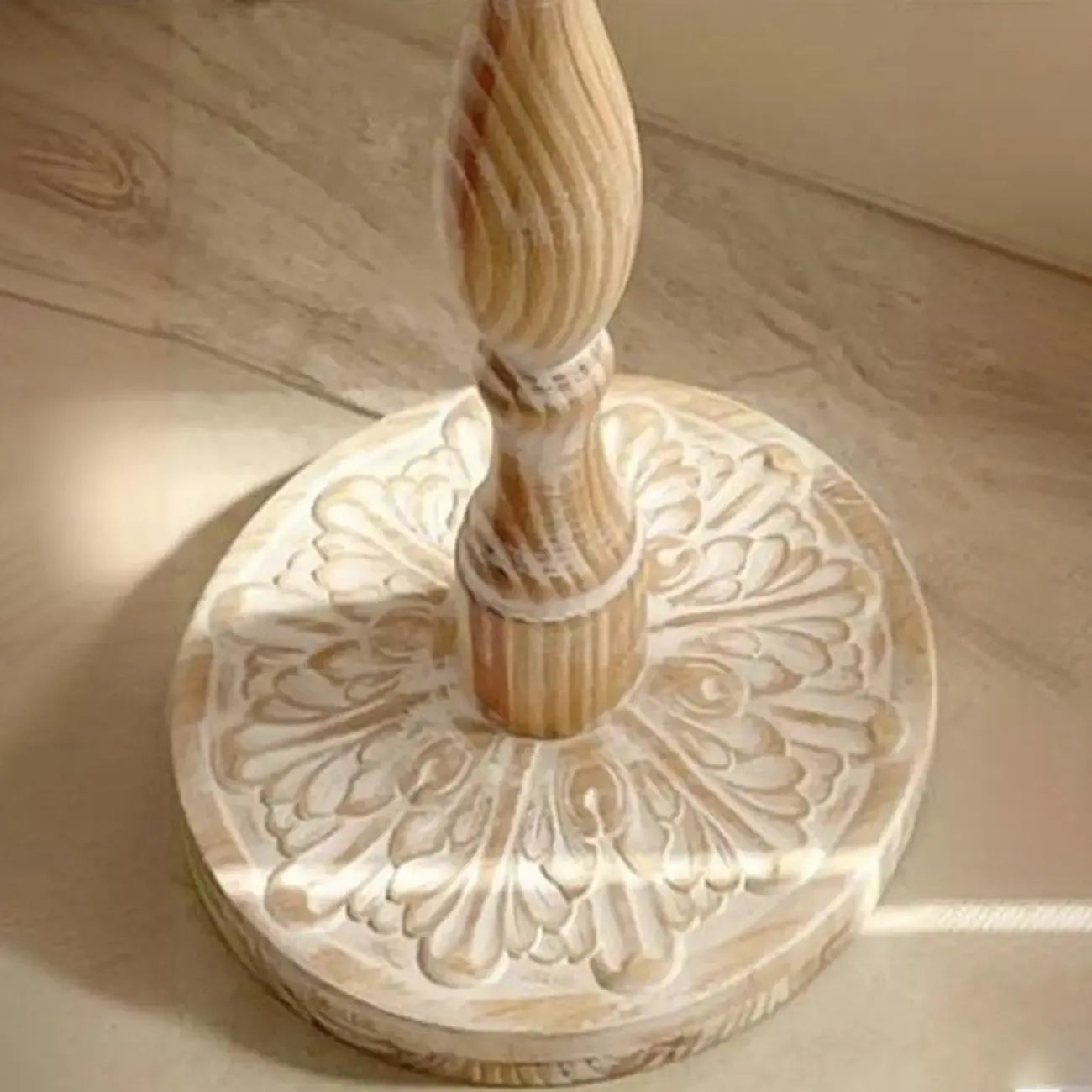 Table d'appoint ronde rétro en bois clair pour salon