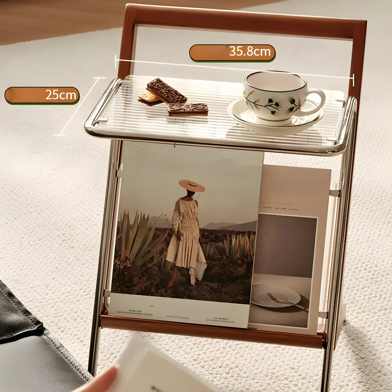 Petite table d'appoint unique en forme de Z, en bois massif et verre.