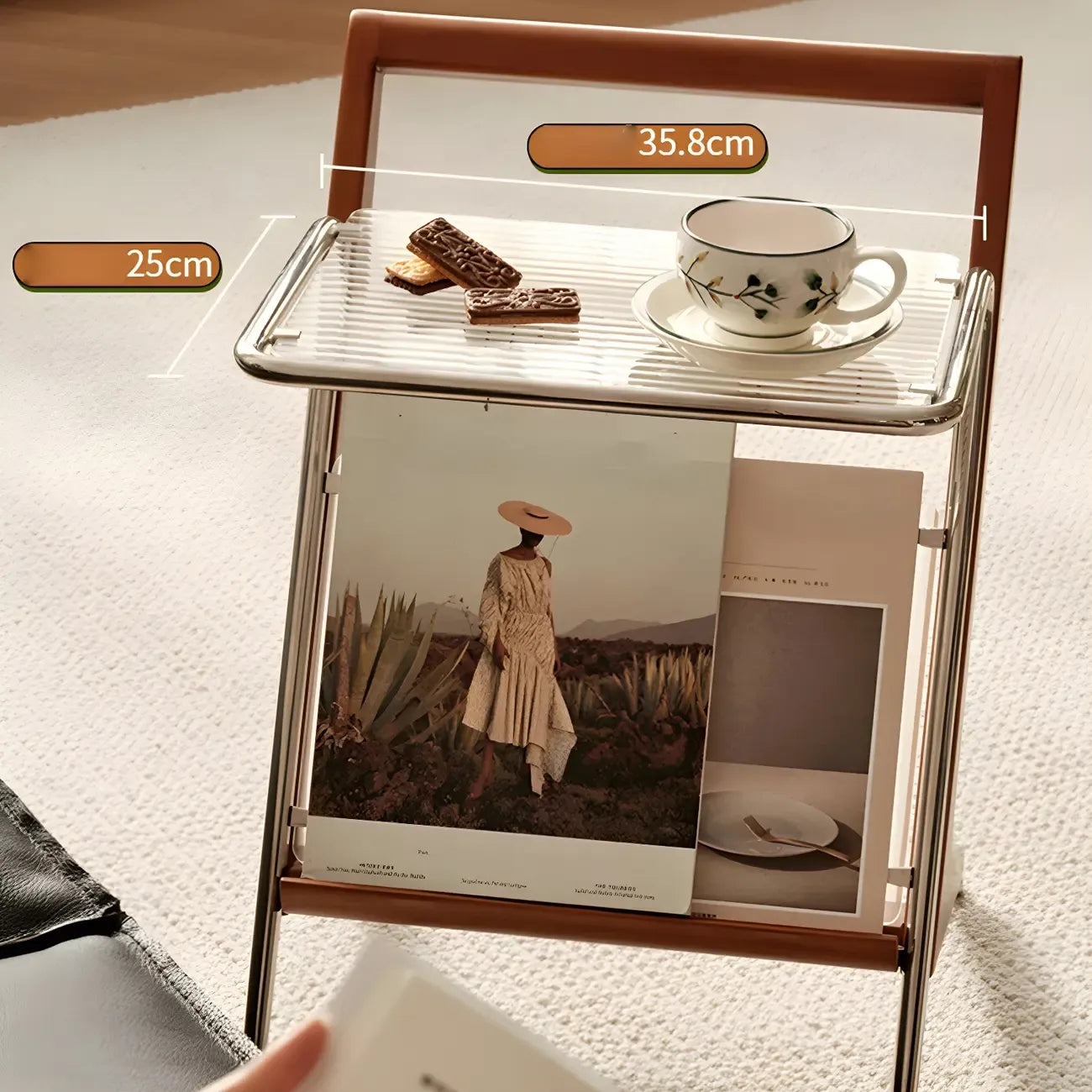 Petite table d'appoint unique en forme de Z, en bois massif et verre.