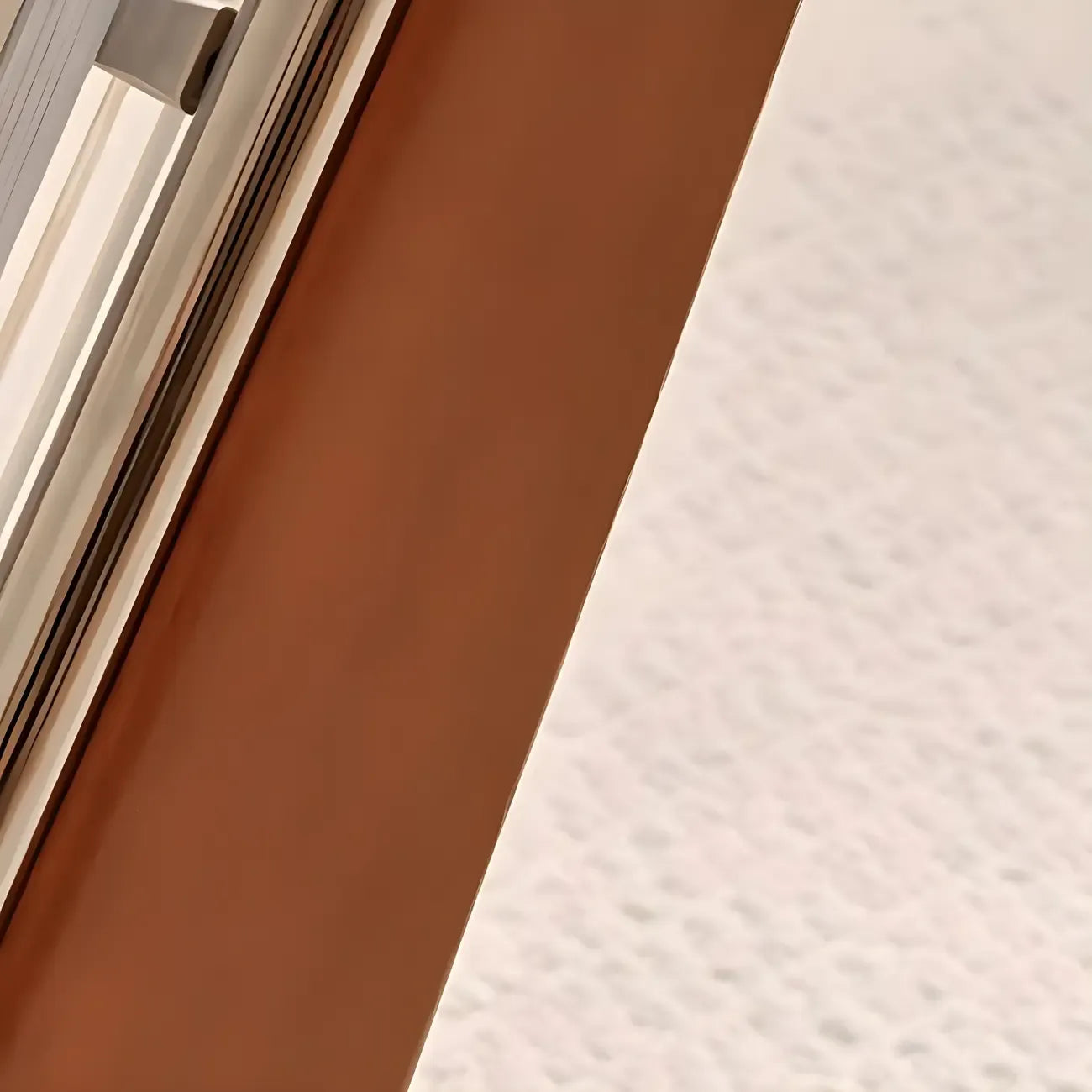 Petite table d'appoint unique en forme de Z, en bois massif et verre.