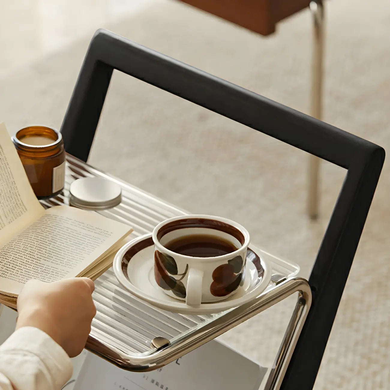 Petite table d'appoint unique en forme de Z, en bois massif et verre.
