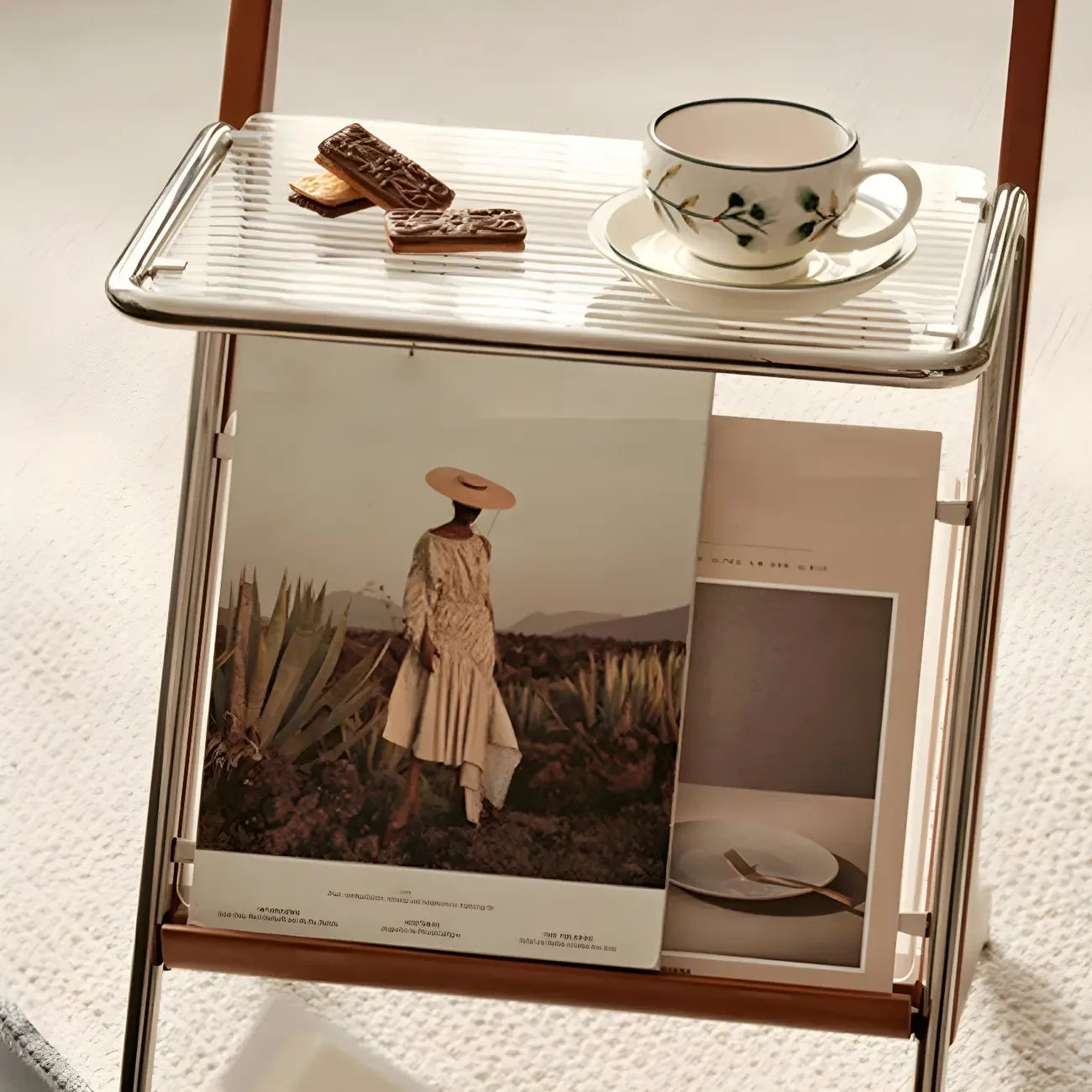 Petite table d'appoint unique en forme de Z, en bois massif et verre.