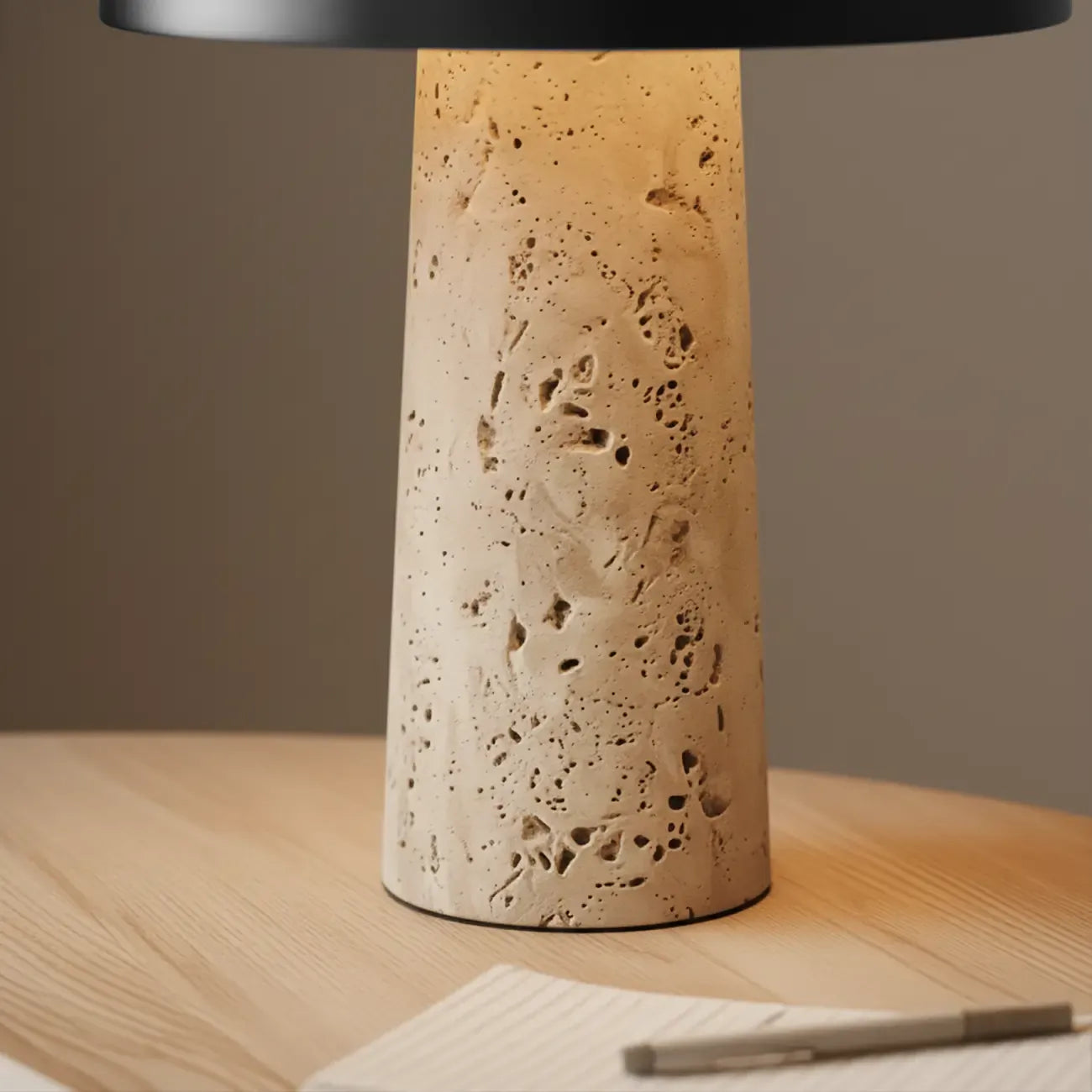 Lampe de table moderne en pierre de travertin avec abat-jour en fer
