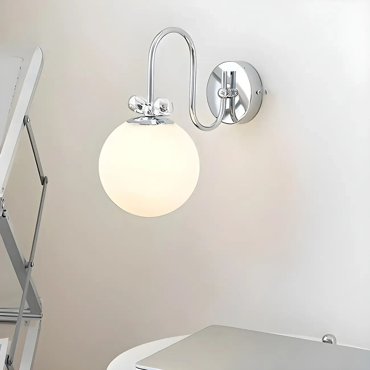 Applique murale LED Globe avec finition chromée pour chambre
