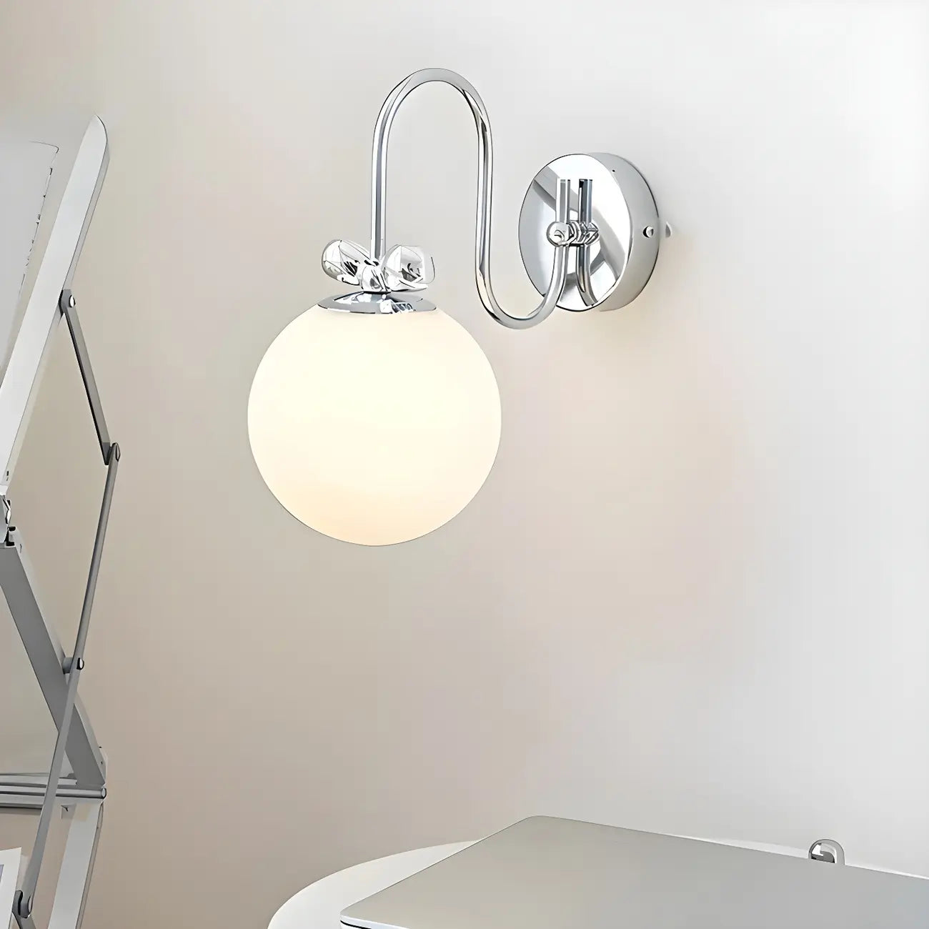 Applique murale LED Globe avec finition chromée pour chambre