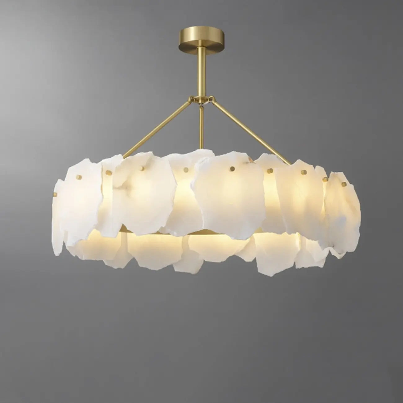 Lustre circulaire en albâtre blanc avec tige de suspension en laiton