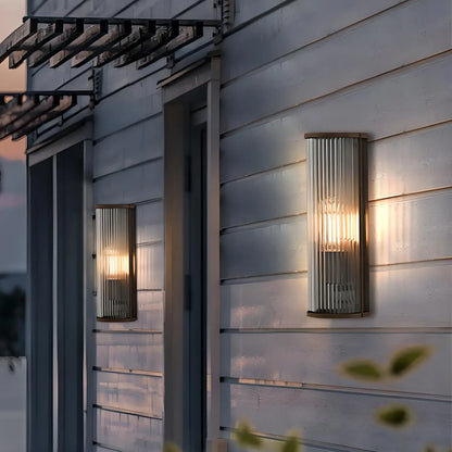 Applique murale d'extérieur verticale moderne en acier noir et acrylique transparent