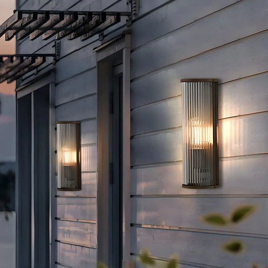 Applique murale d'extérieur verticale moderne en acier noir et acrylique transparent