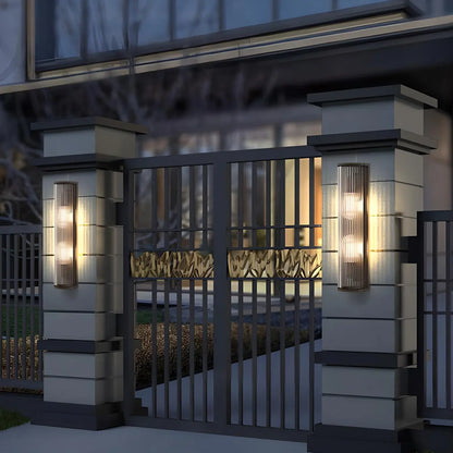 Applique murale d'extérieur verticale moderne en acier noir et acrylique transparent