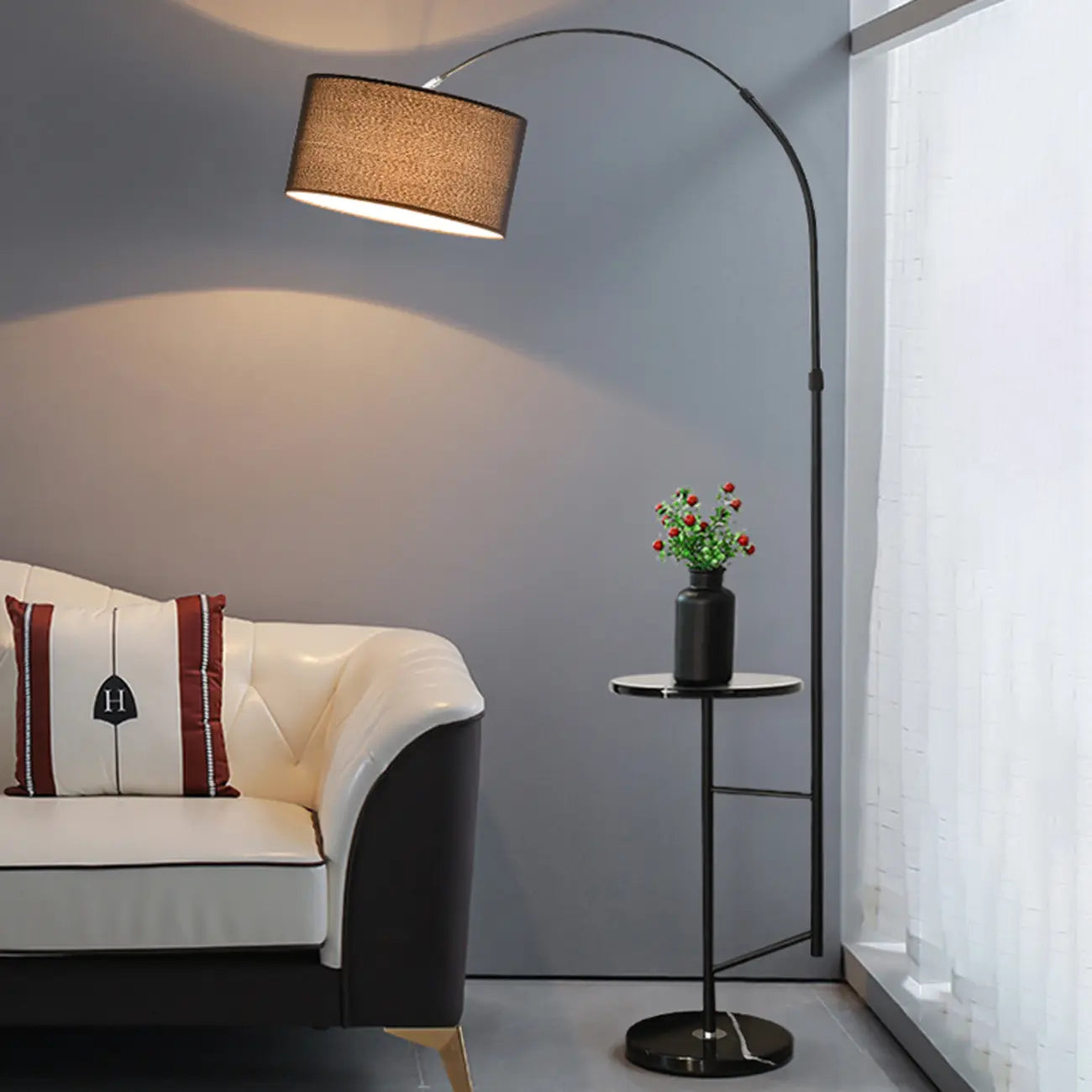 Lampadaire moderne à arc réglable avec abat-jour cylindrique en tissu et table intégrée