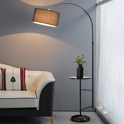 Lampadaire moderne à arc réglable avec abat-jour cylindrique en tissu et table intégrée