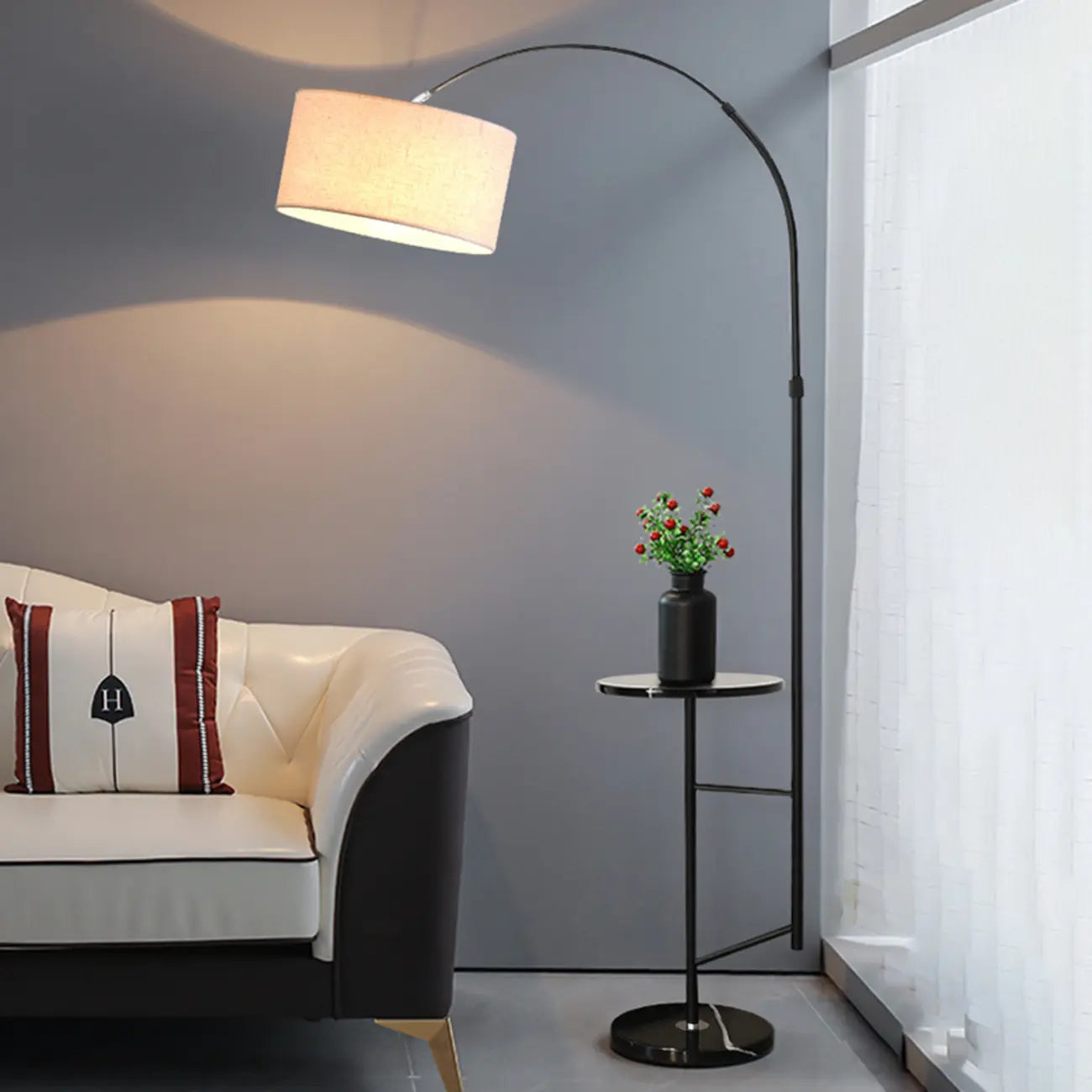 Lampadaire moderne à arc réglable avec abat-jour cylindrique en tissu et table intégrée